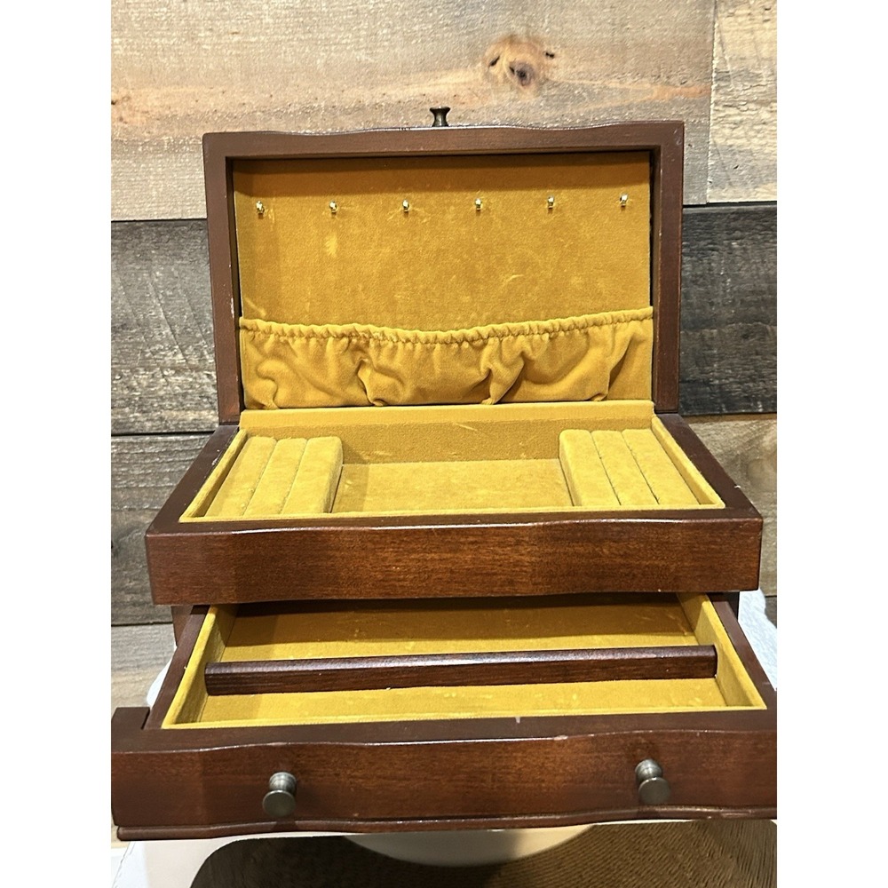 VTG‎ MAHOGANY (?) JEWELRY BOX W/REMOVABLE TRAY & Yellow LINING
